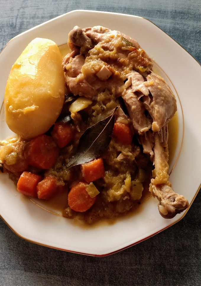 Una foto de Pollo a la olla con verduras y patata