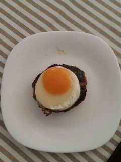 Una foto de Hamburgusa con huevo frito