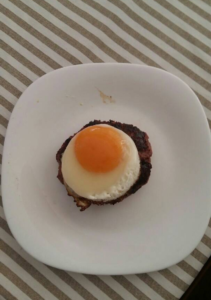 Una foto de Hamburgusa con huevo frito