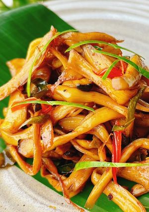 Hình của món Khô gà lá chanh chay|Khô nấm lá chanh.
