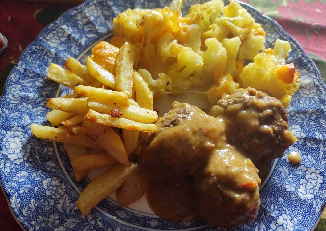 Albóndigas de res con coliflor y papas