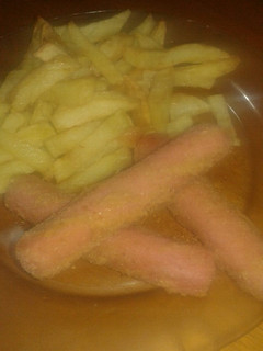 Una foto de Salchichas rebozadas con fritas