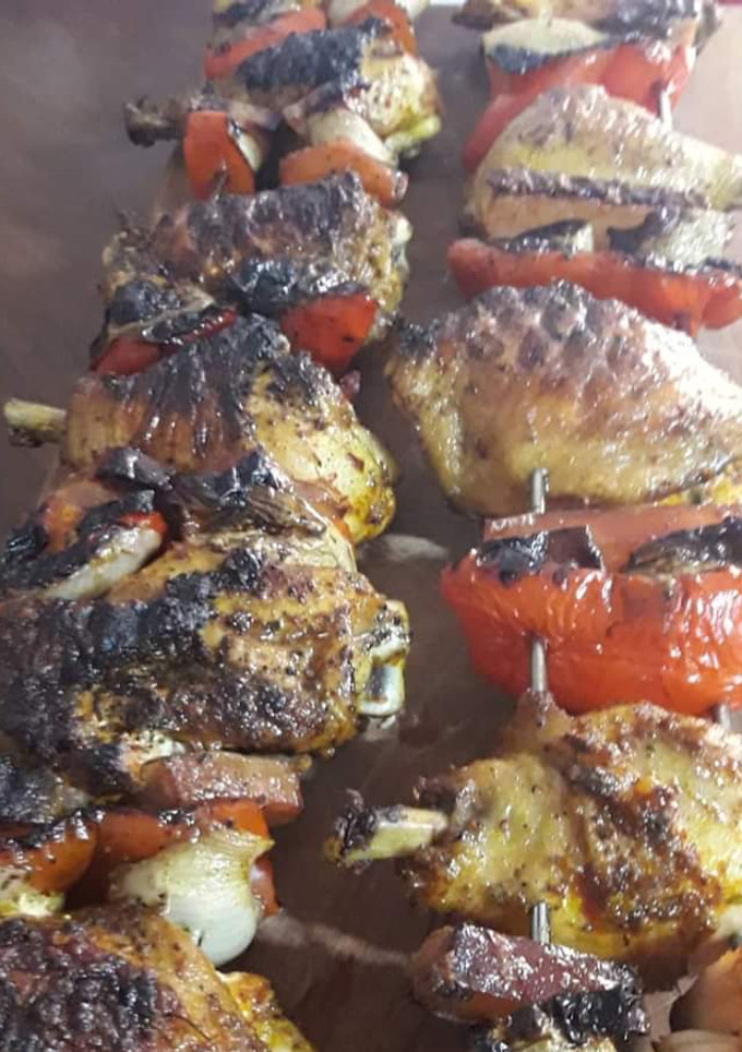 Una foto de Pata y muslo de pollo al gancho