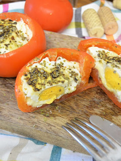 Una foto de Tomates rellanos de mozzarella y huevo (Crock Pot)