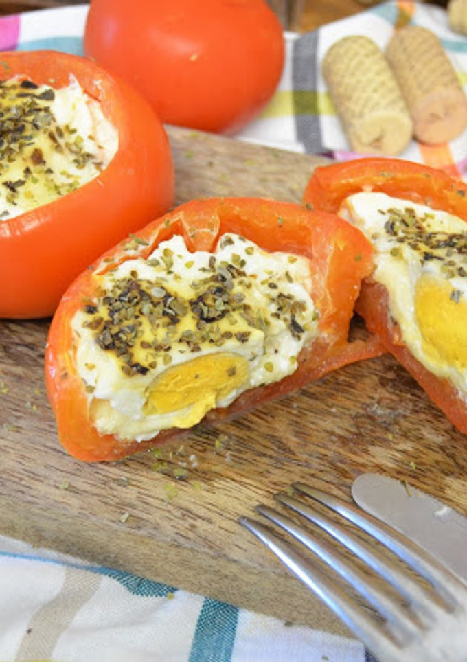 Una foto de Tomates rellanos de mozzarella y huevo (Crock Pot)