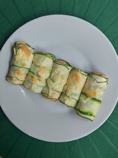 Una foto de Rollitos de calabacín rellenos de atún