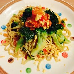 A picture of Tomatoes and egg pasta.