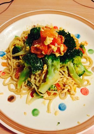 A picture of Tomatoes and egg pasta.