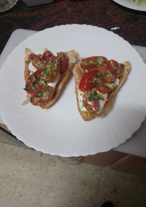 Una foto de Tostas rústicas de jamón serrano, queso fresco y tomate cherry al ajillo