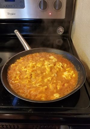 Una foto de Huevo en salsa de jitomate picosito