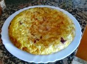 Una foto de omelette de papa jamón