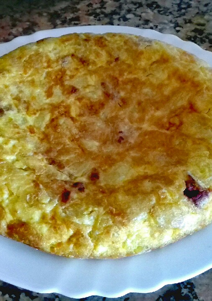 Una foto de Omelette de patatas y jamón serrano