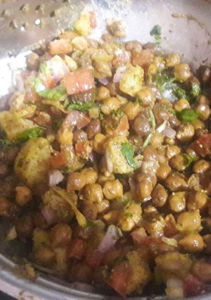 A picture of Street chana aloo chaat.