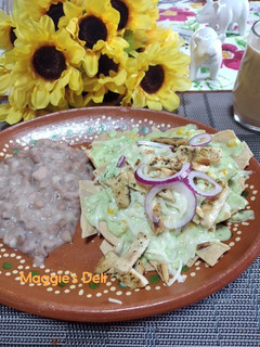 Una foto de Chilaquiles poblanos con pollo