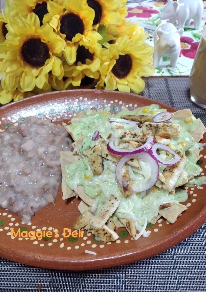 Una foto de Chilaquiles poblanos con pollo