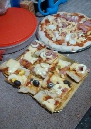 Una foto de Pizza casera con varios gustos