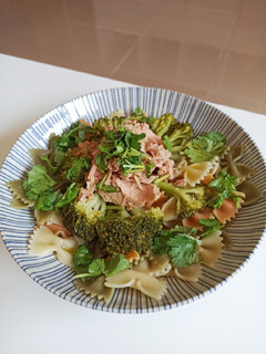 Una foto de Pasta con brócoli y atún
