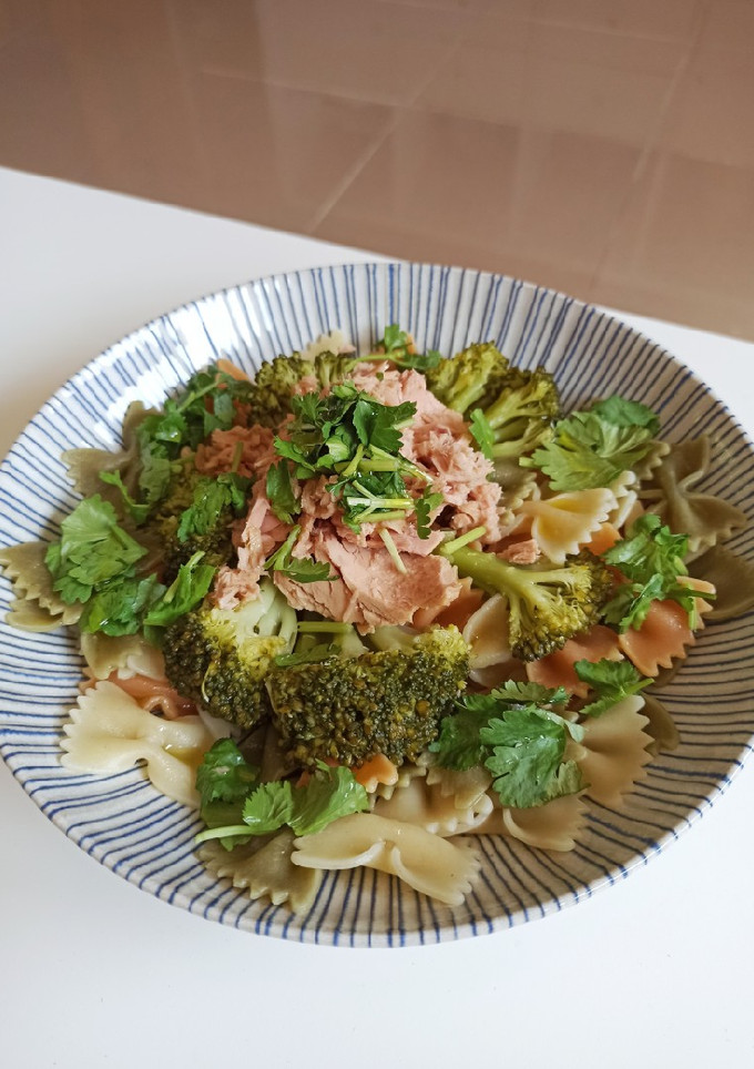 Una foto de Pasta con brócoli y atún