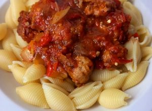 Una foto de Salsa de tomates 🍅 🍝 con salchichita de cerdo o parrillera