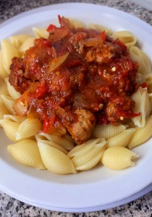 Una foto de Salsa de tomates 🍅 🍝 con salchichita de cerdo o parrillera