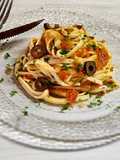 Tagliatelle alla puttanesca (salsa de tomates frescos, olivas, alcaparras y anchoas)
