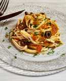 Tagliatelle alla puttanesca (salsa de tomates frescos, olivas, alcaparras y anchoas)