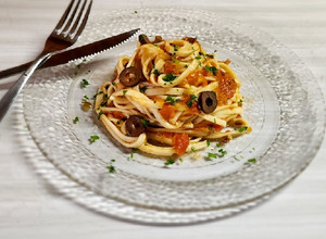 Una foto de Tagliatelle alla puttanesca (salsa de tomates frescos, olivas, alcaparras y anchoas)