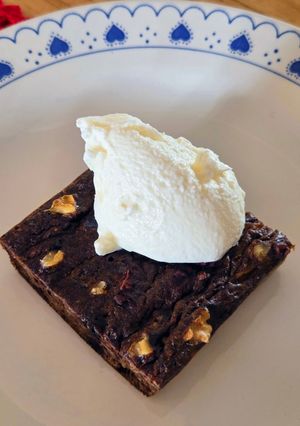 Una foto de Brownie sin azúcar agregado ni edulcorante ni balanza 🤎4 ingredientes con otros 4 opcionales 😋