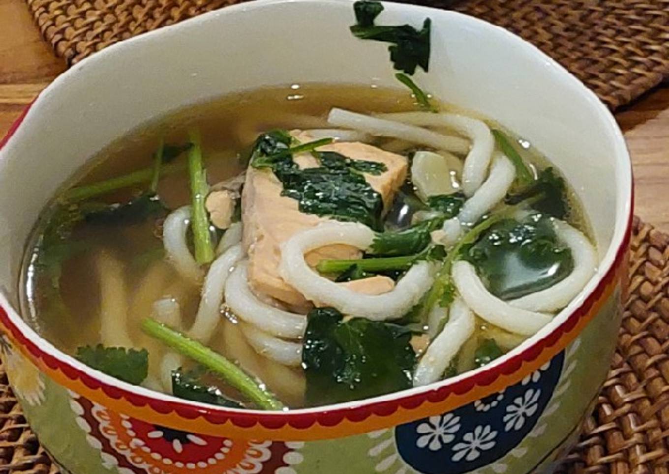 Udon Kuah Salmon dengan Daun Ketumbar