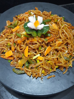 હક્કા નુડલ્સ (Hakka noodles Recipe In Gujarati) રેસીપી મુખ્ય ફોટો