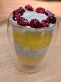 Budincă de chia cu mango și vișine
