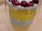 Budincă de chia cu mango și vișine