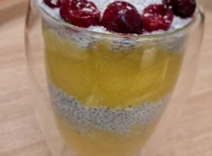 O poză a rețetei Budincă de chia cu mango și vișine.