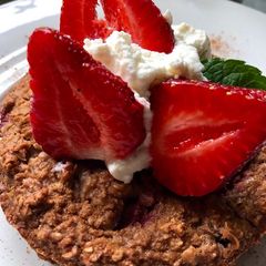 A picture of Strawberry Rhubarb Oatmeal Bake.