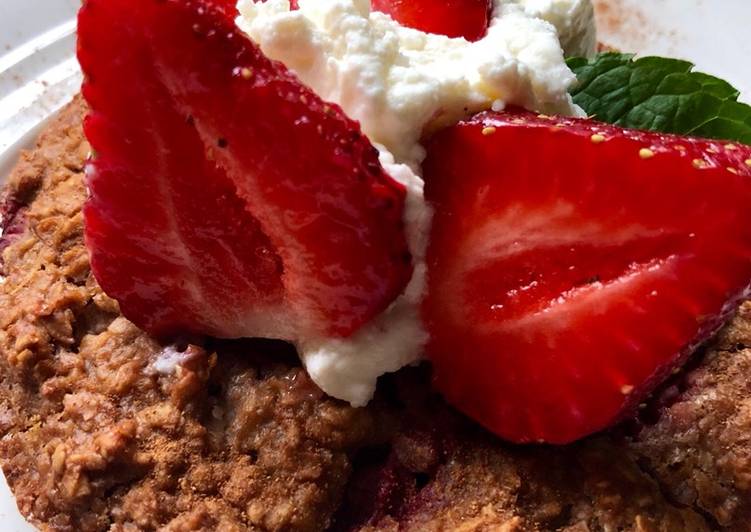 Strawberry Rhubarb Oatmeal Bake