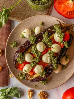 Una foto de Berenjena Caprese en AirFryer con pesto