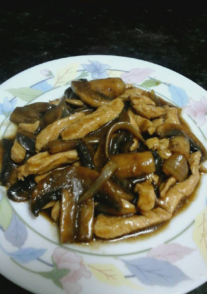 Una foto de Pollo con champiñones y cebolla