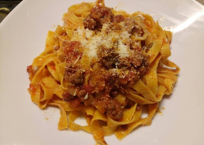 Steps to Make Speedy Tagliatelle al ragú di salsiccia 🎄