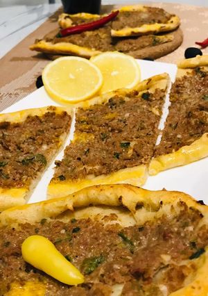 Une photo de Pizza à la viande hachée : pide turc