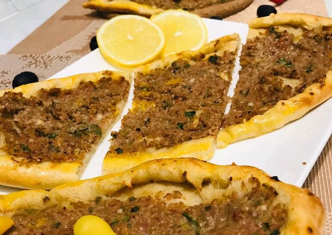 Recette Délicieuse Pizza à la viande hachée : pide turc