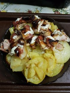 Baconbe tekert csirkemell, tepsis krumplival recept fotója