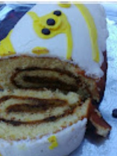 Una foto de Brazo de gitano relleno de crema adornado con fondant
