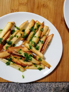 Una foto de Yuca con salsa verde