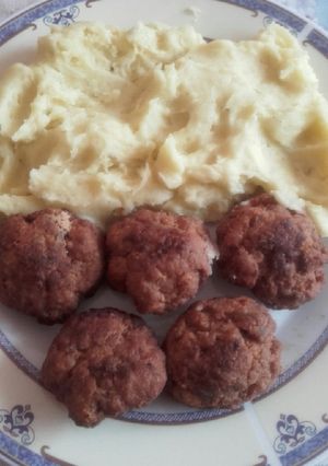 Fasírtgolyók krémes, majonézes pürével recept fotója