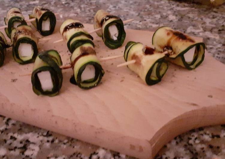 Rotolini di zucchina con feta, origano e glassa di balsamico