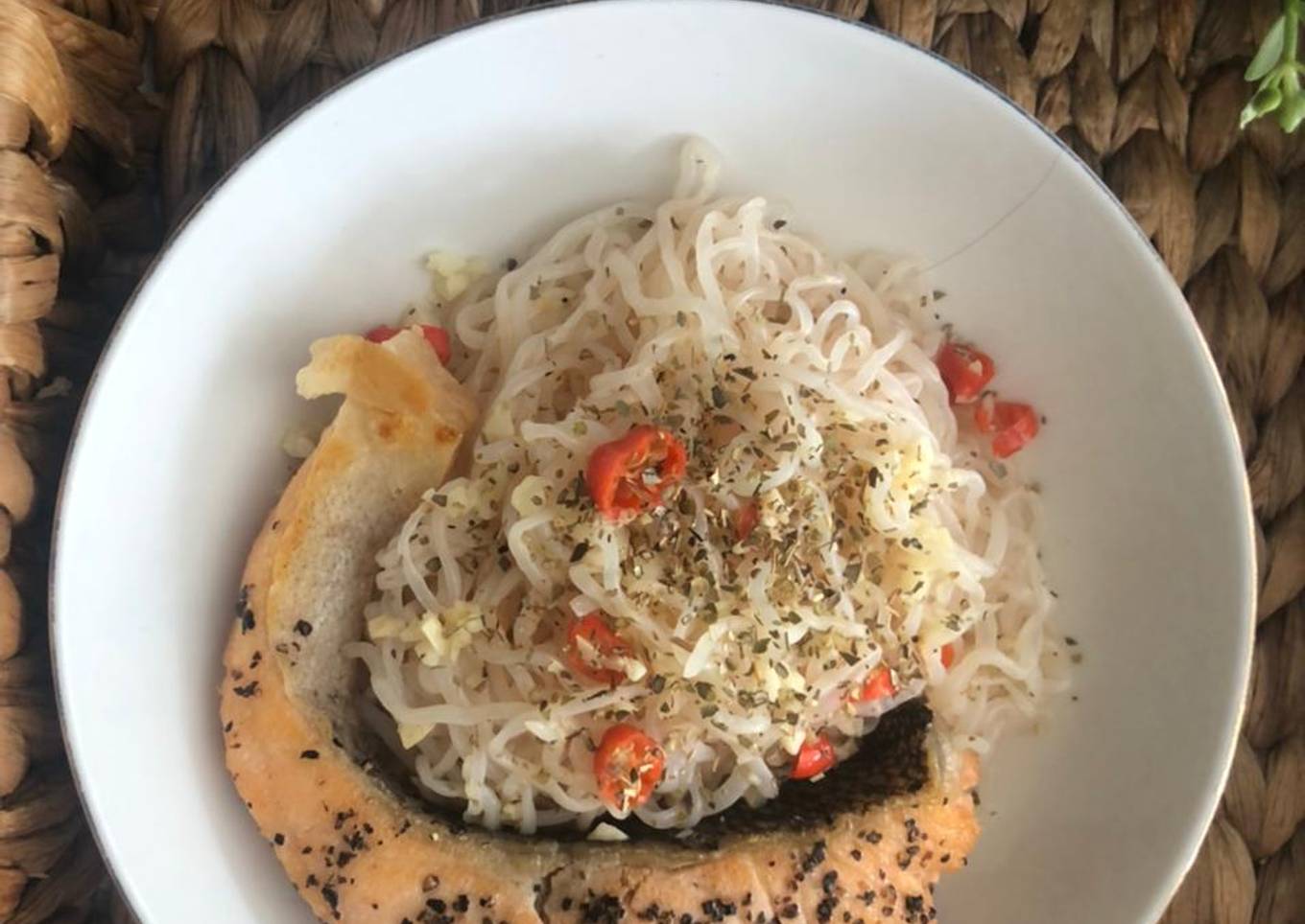 Shirataki aglio olio with steak salmon