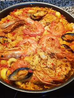 Una foto de Paella de marisco