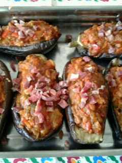 Una foto de Berenjenas con jamón, lomo de cerdo con verduras y Bechamel