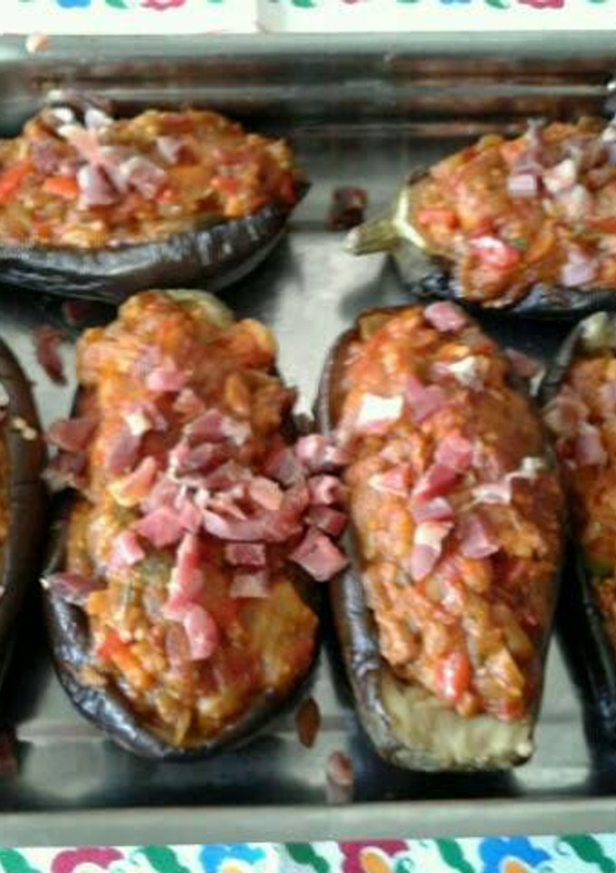 Una foto de Berenjenas con jamón, lomo de cerdo con verduras y Bechamel