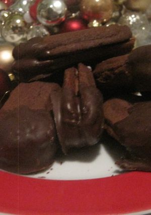 Füszeres kakaós keksz mogyóros krémmel töltve recept fotója